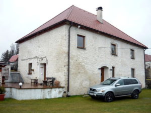 Pro tento více než 100 let starý rodinný dům v Křenově jsme také zpracovali odborný posudek. Investor se původně rozhodl pouze pro zateplení stropu, ale nakonec bylo i citlivě navrženo zateplení obvodových stěn.