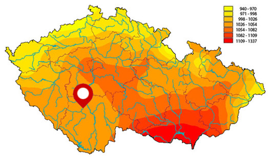 Roční úhrn globálního slunečního záření v ČŘ se znázorněním místa instalace. 
